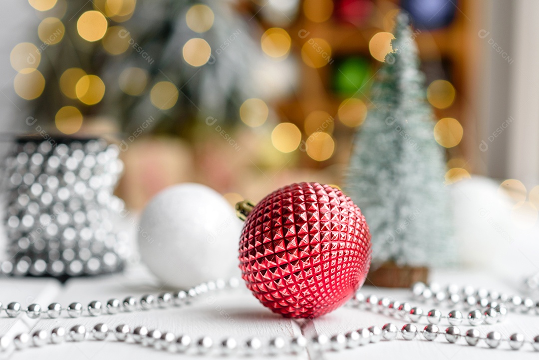 Lindas decorações de Natal multicoloridas sobre uma mesa de madeira