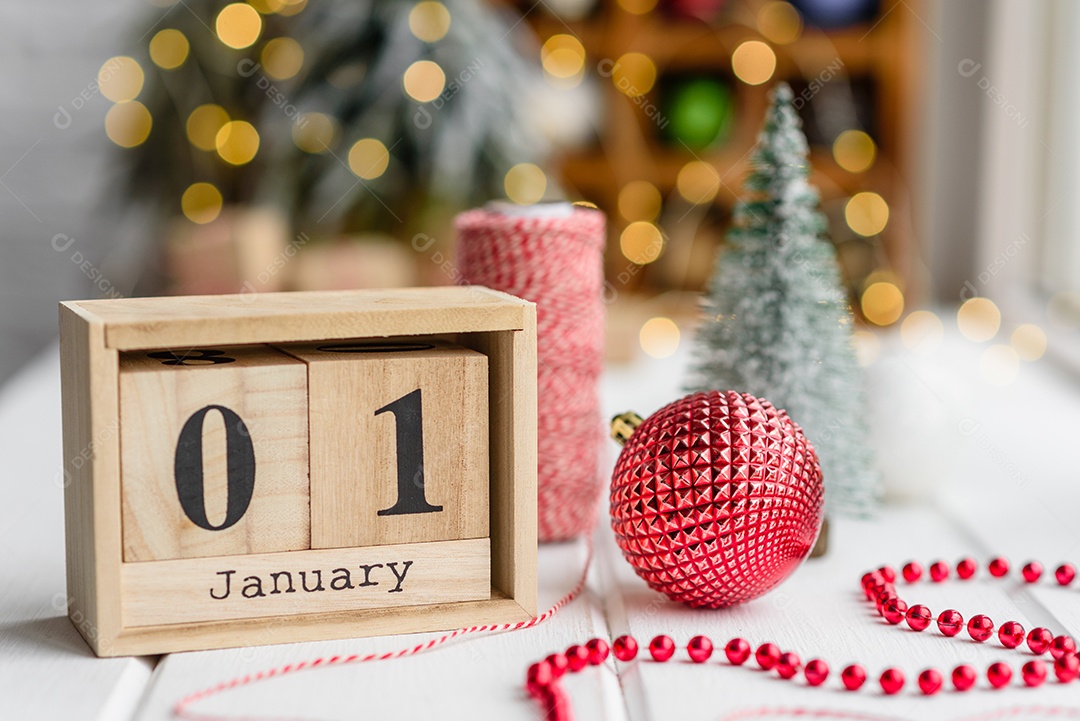 Lindas decorações de Natal multicoloridas sobre uma mesa de madeira