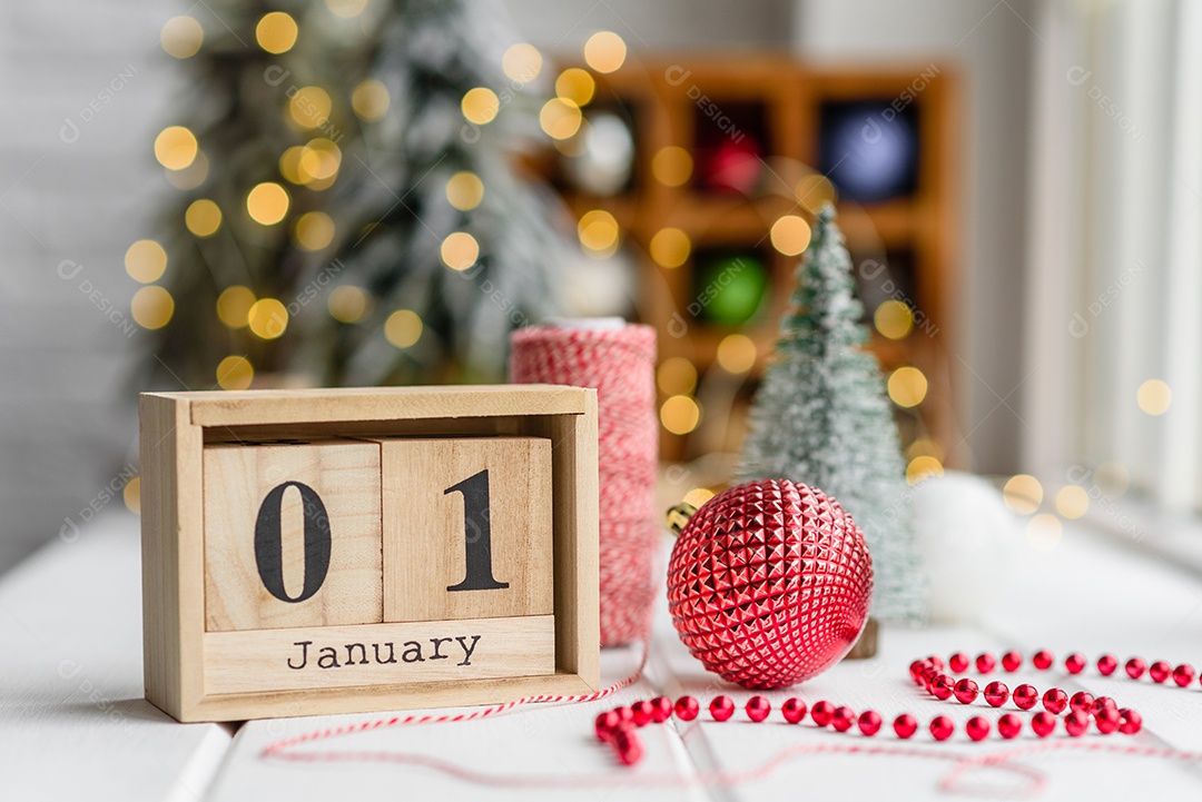 Lindas decorações de Natal multicoloridas sobre uma mesa de madeira