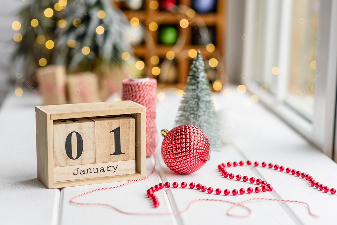 Lindas decorações de Natal multicoloridas sobre uma mesa de madeira