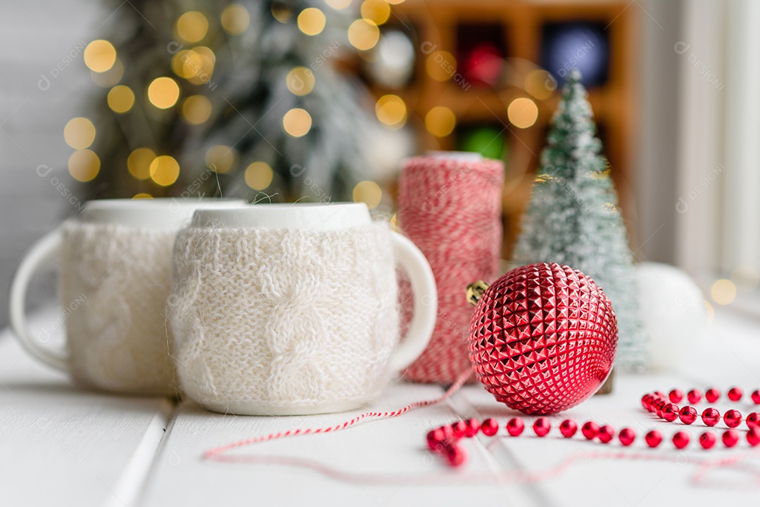 Lindas decorações de Natal multicoloridas sobre uma mesa de madeira