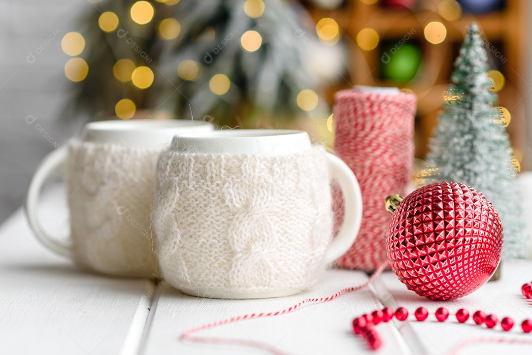 Lindas decorações de Natal multicoloridas sobre uma mesa de madeira