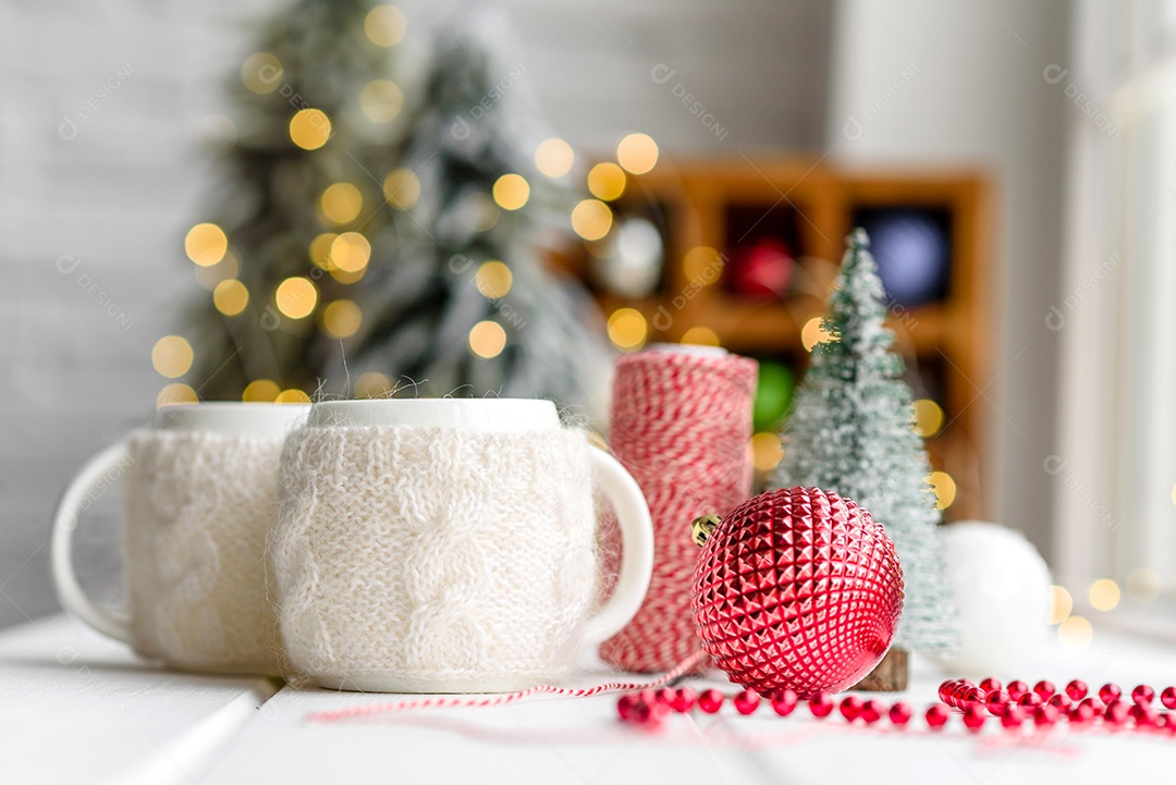 Lindas decorações de Natal multicoloridas sobre uma mesa de madeira