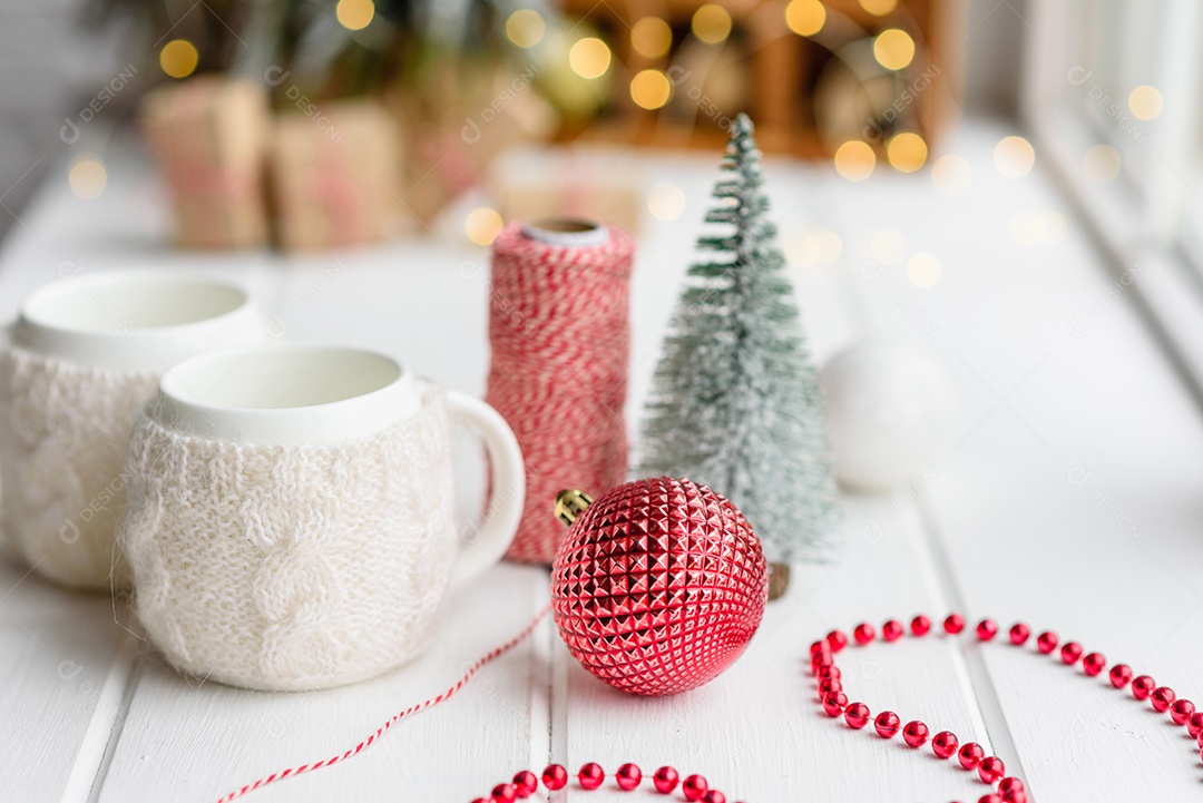 Lindas decorações de Natal multicoloridas sobre uma mesa de madeira