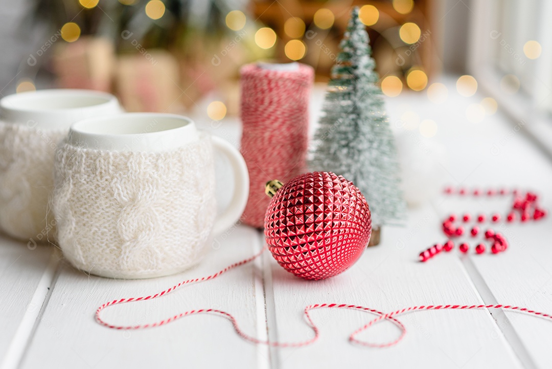 Lindas decorações de Natal multicoloridas sobre uma mesa de madeira