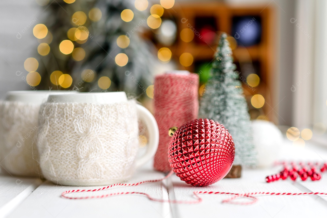 Lindas decorações de Natal multicoloridas sobre uma mesa de madeira