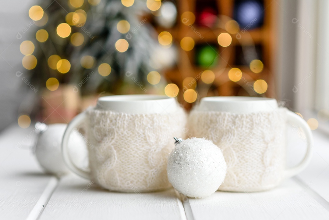 Lindas decorações de Natal multicoloridas sobre uma mesa de madeira