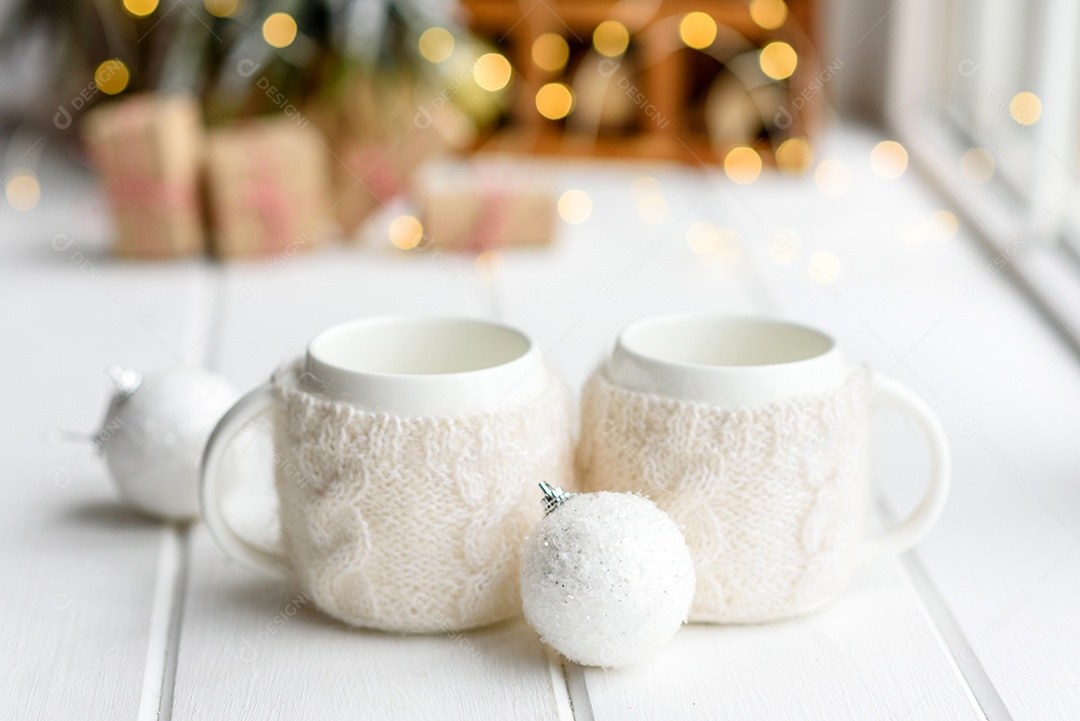 Lindas decorações de Natal multicoloridas sobre uma mesa de madeira