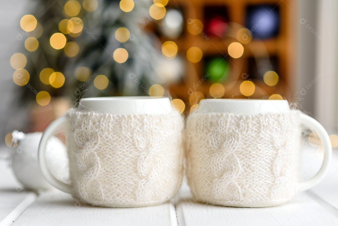 Lindas decorações de Natal multicoloridas sobre uma mesa de madeira