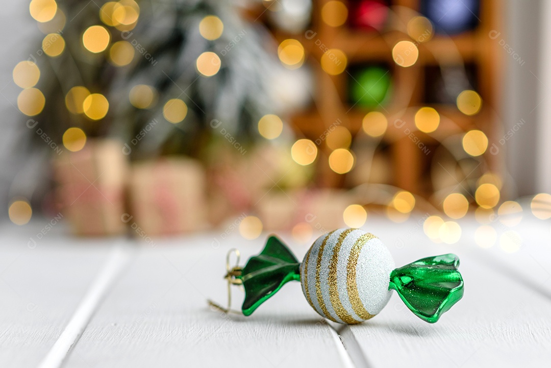 Lindas decorações de Natal multicoloridas sobre uma mesa de madeira