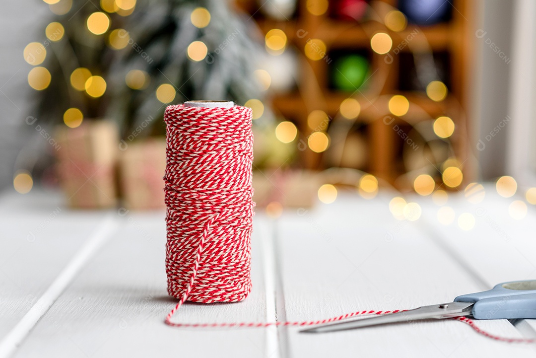 Lindas decorações de Natal multicoloridas sobre uma mesa de madeira