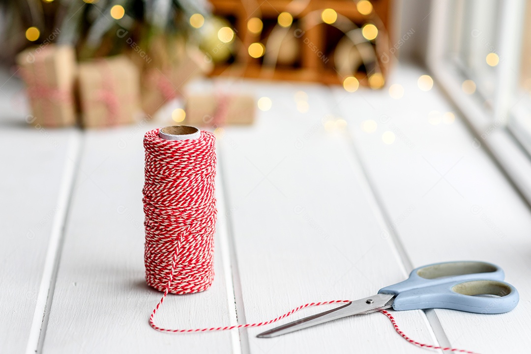 Lindas decorações de Natal multicoloridas sobre uma mesa de madeira