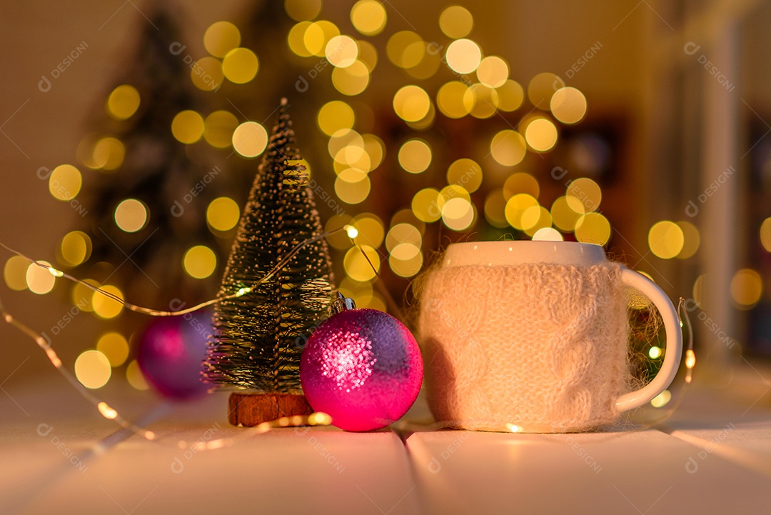 Lindas decorações de Natal multicoloridas em uma mesa de madeira