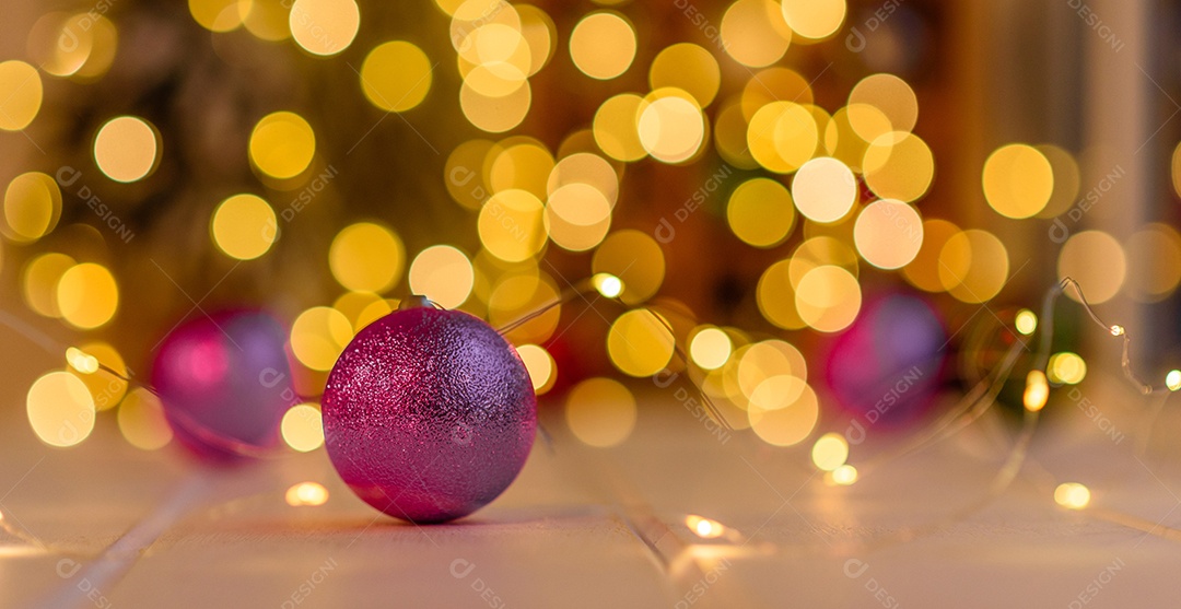 Lindas decorações de Natal multicoloridas em uma mesa de madeira