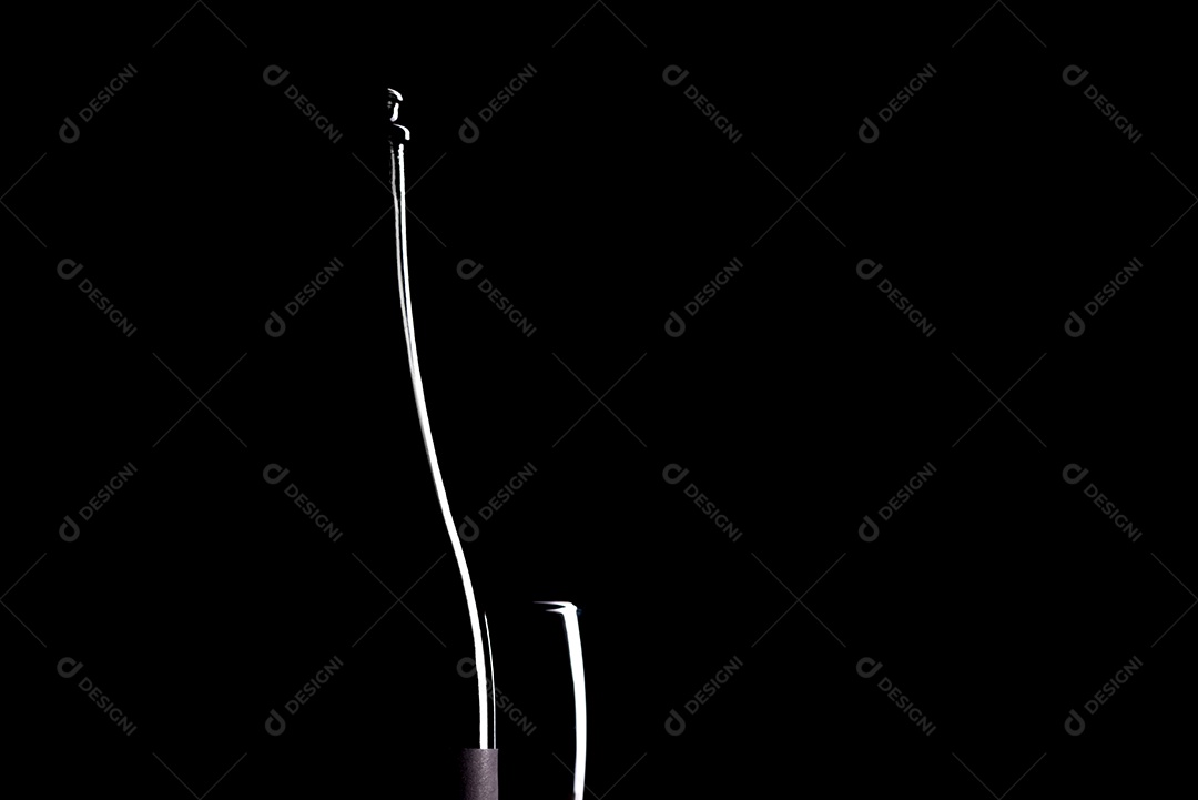 Uma garrafa de champanhe e outros itens da mesa festiva de Natal