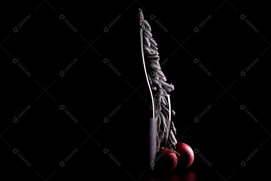 Uma garrafa de champanhe e outros itens da mesa festiva de Natal