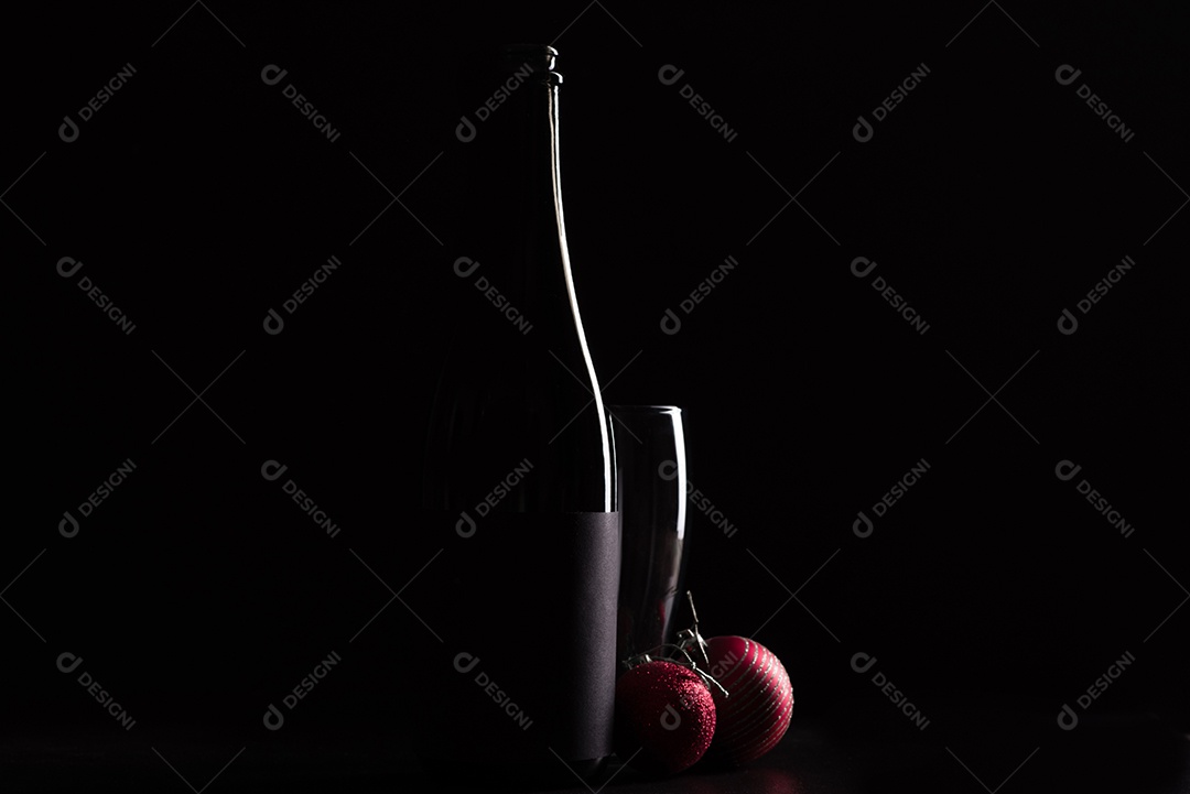 Uma garrafa de champanhe e outros itens da mesa festiva de Natal