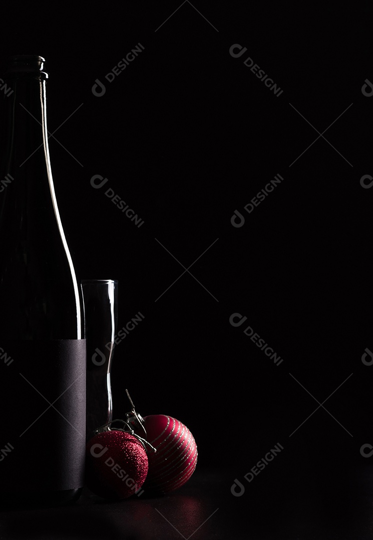 Uma garrafa de champanhe e outros itens da mesa festiva de Natal