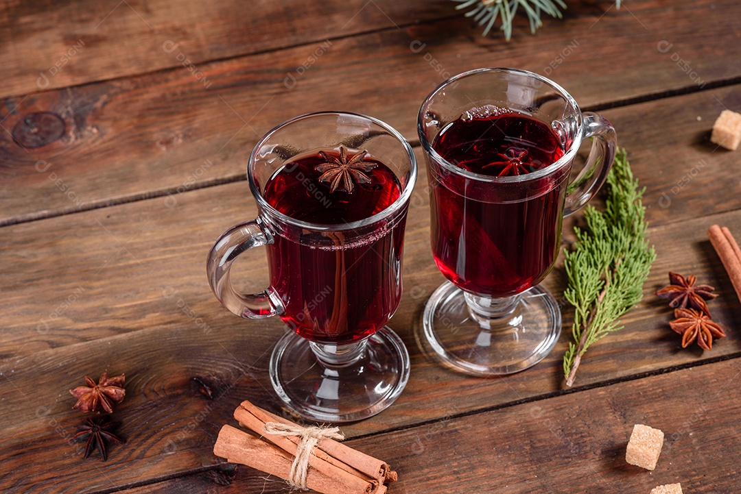 Vinho quente quente para o inverno e Natal com especiarias diversas.