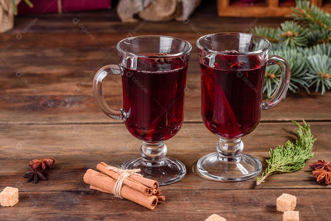 Vinho quente quente para o inverno e Natal com especiarias diversas.