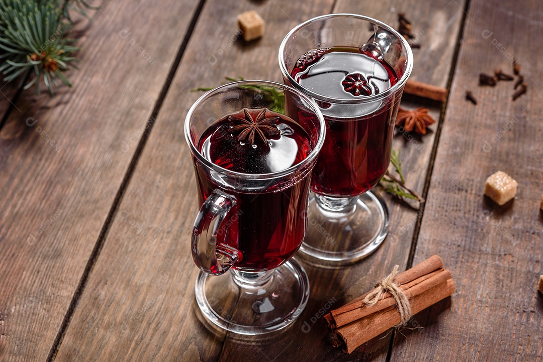 Vinho quente quente para o inverno e Natal com especiarias diversas.