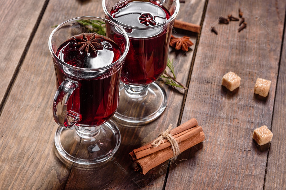 Vinho quente quente para o inverno e Natal com especiarias diversas.