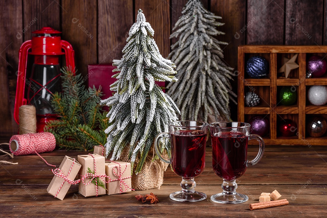 Vinho quente quente para o inverno e Natal com especiarias diversas.