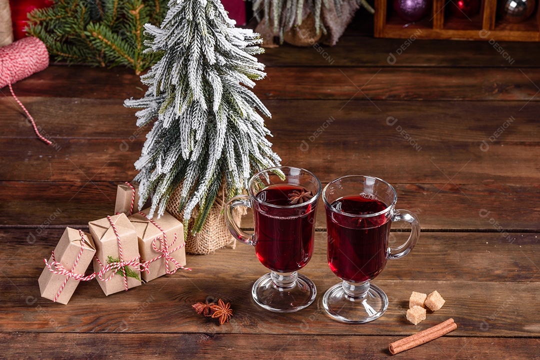 Vinho quente quente para o inverno e Natal com especiarias diversas.