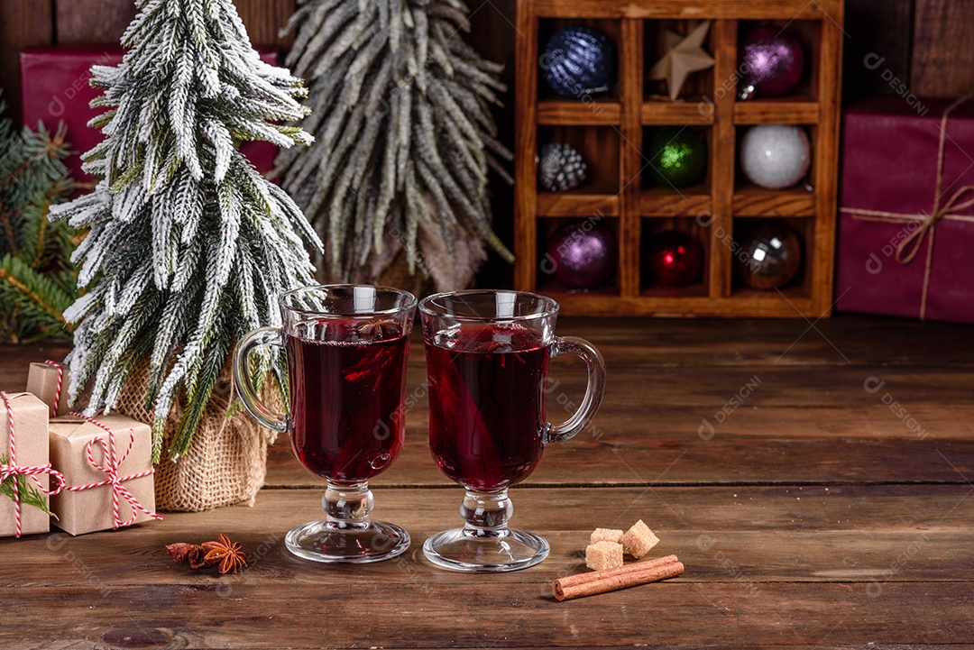 Vinho quente quente para o inverno e Natal com especiarias diversas.