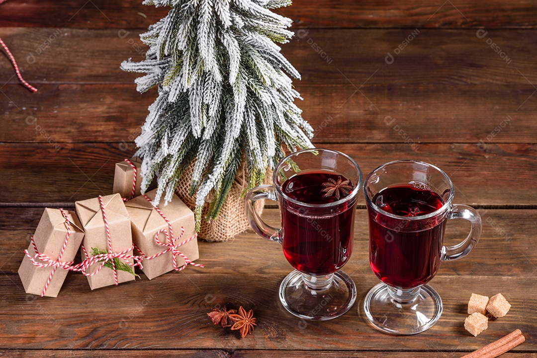 Vinho quente quente para o inverno e Natal com especiarias diversas.