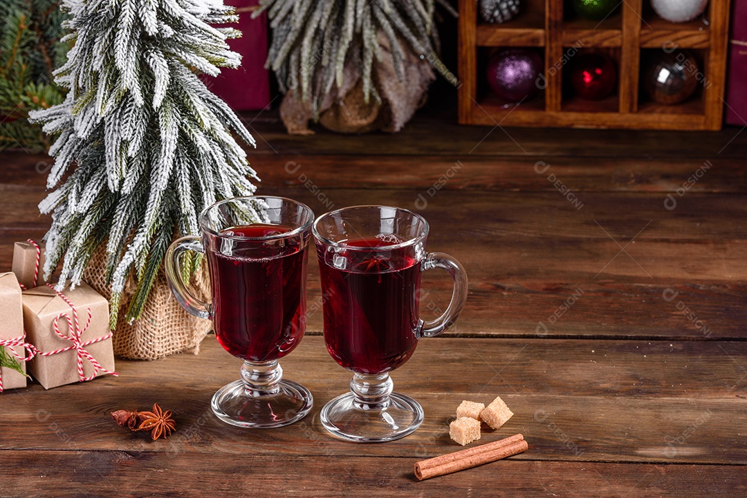 Vinho quente quente para o inverno e Natal com especiarias diversas.