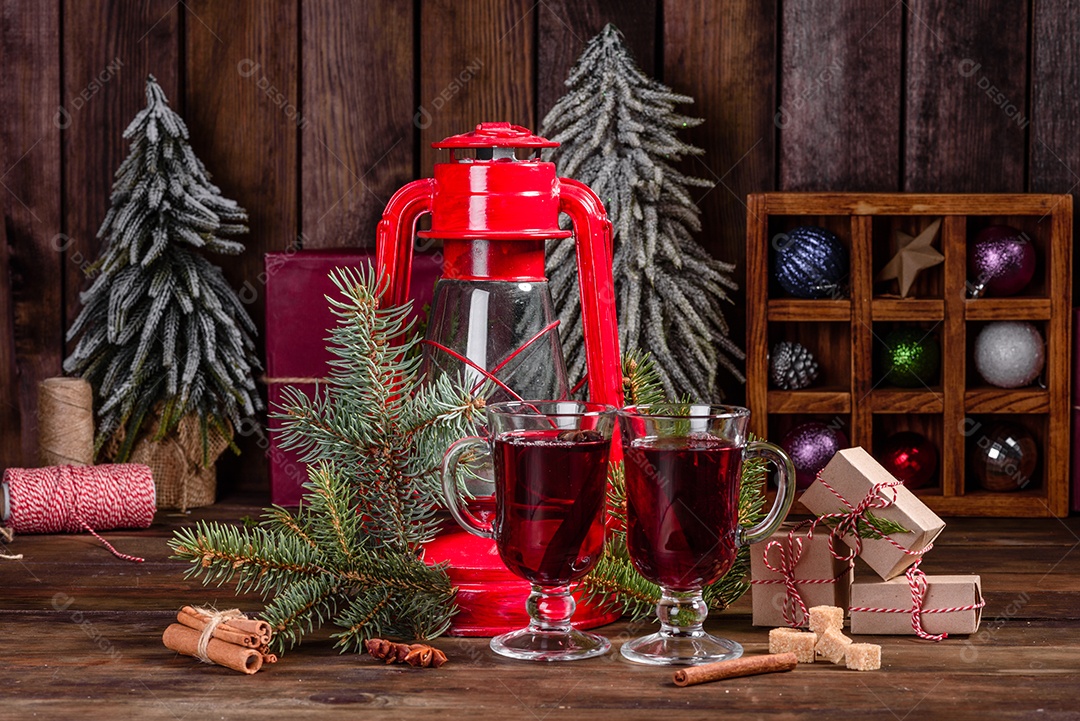 Vinho quente quente para o inverno e Natal com especiarias diversas.