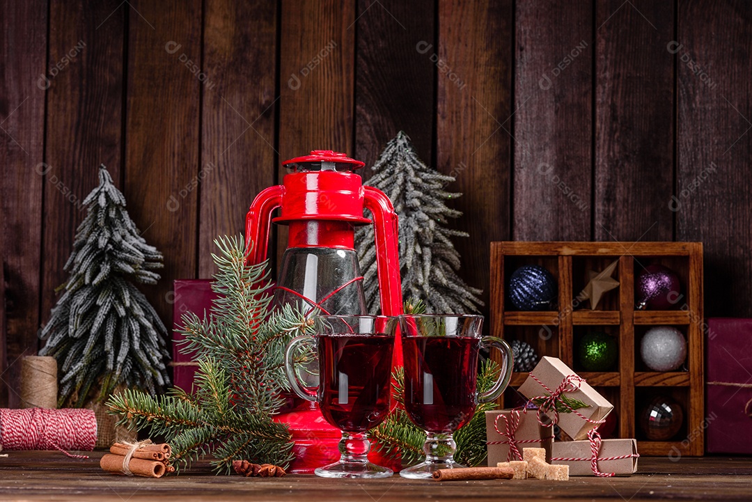 Vinho quente quente para o inverno e Natal com especiarias diversas.