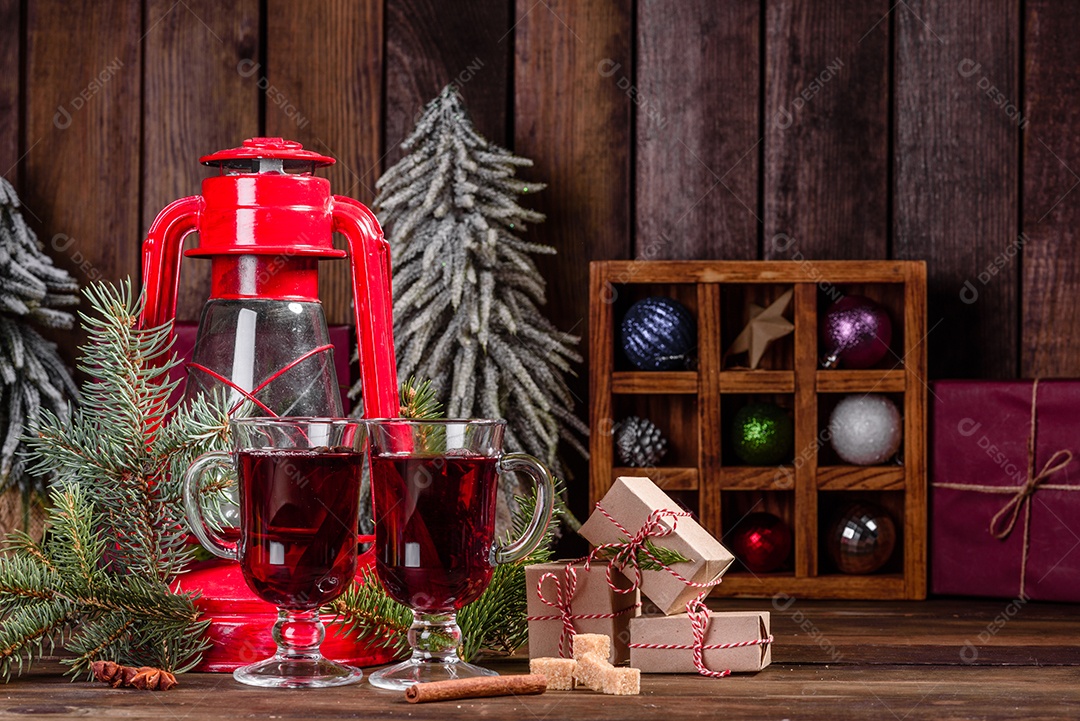 Vinho quente quente para o inverno e Natal com especiarias diversas.