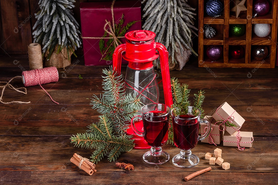 Vinho quente quente para o inverno e Natal com especiarias diversas.