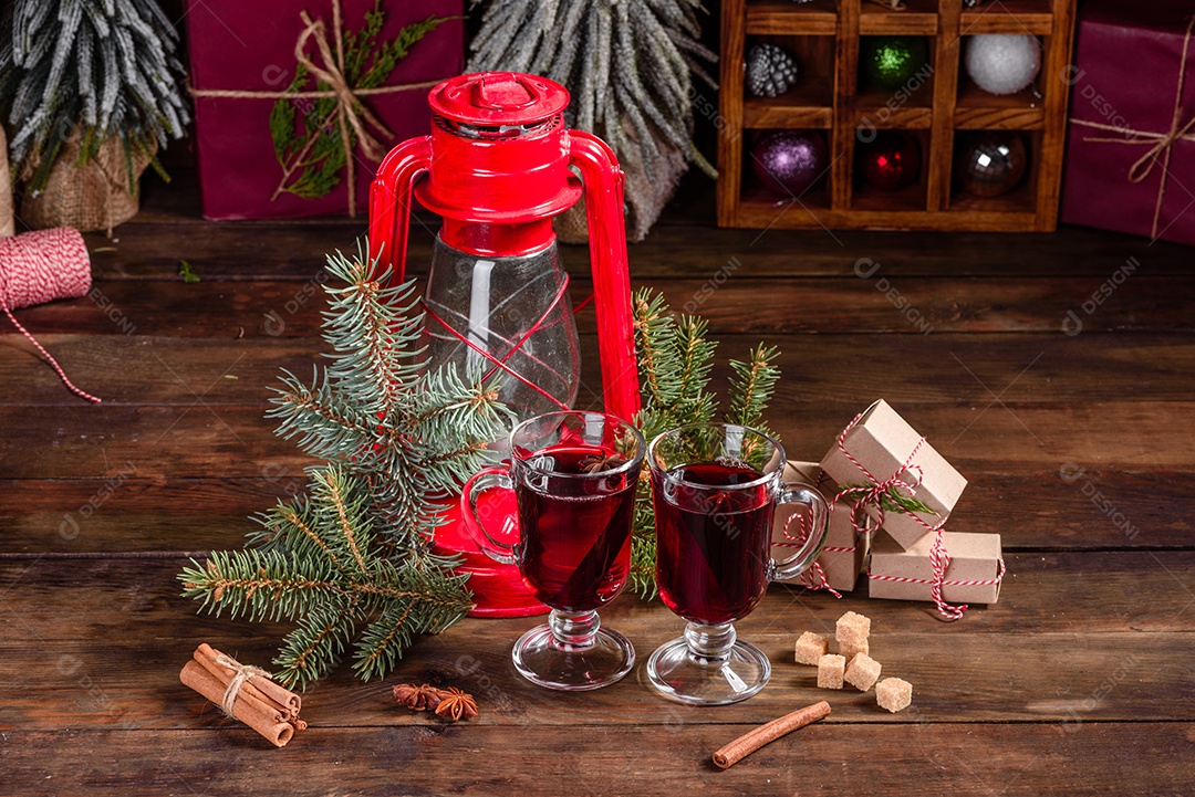 Vinho quente quente para o inverno e Natal com especiarias diversas.