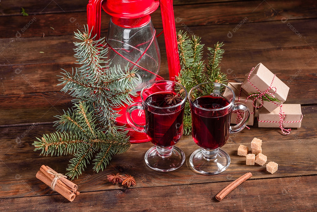 Vinho quente quente para o inverno e Natal com especiarias diversas.