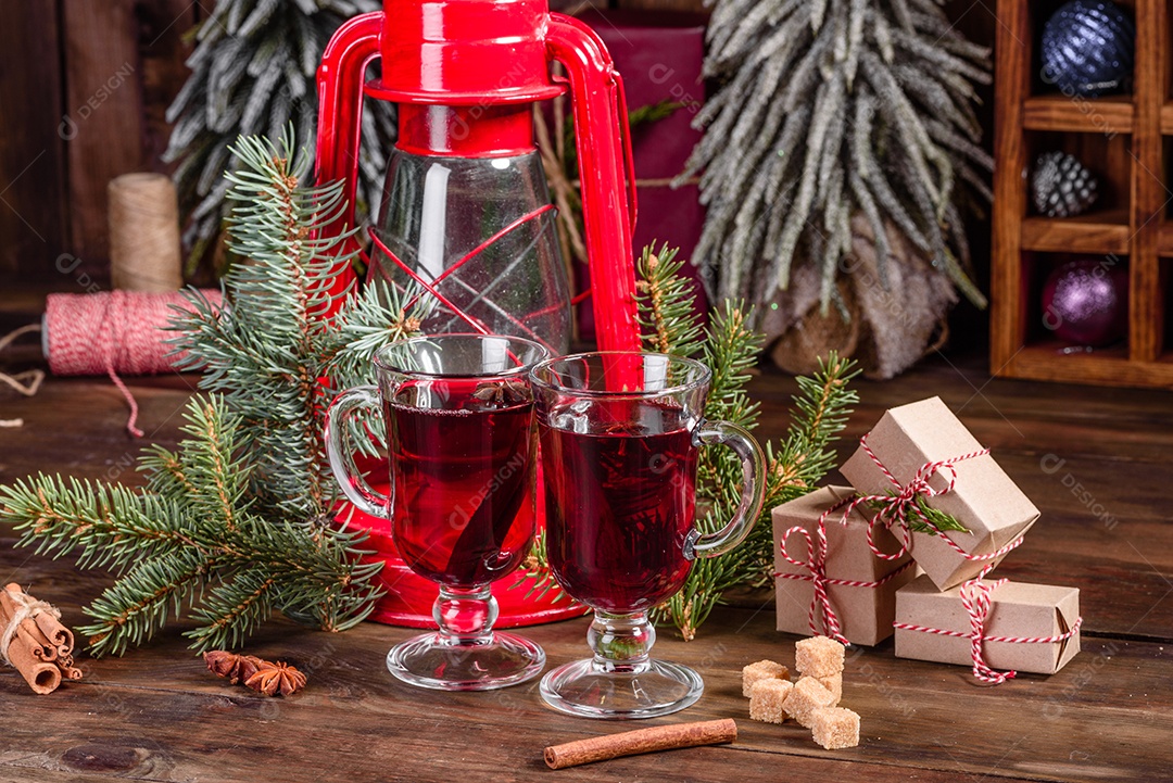 Vinho quente quente para o inverno e Natal com especiarias diversas.