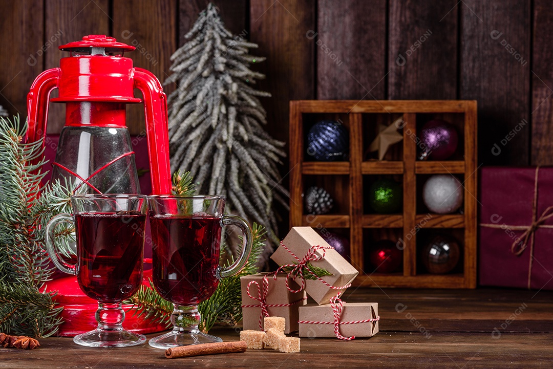 Vinho quente quente para o inverno e Natal com especiarias diversas.