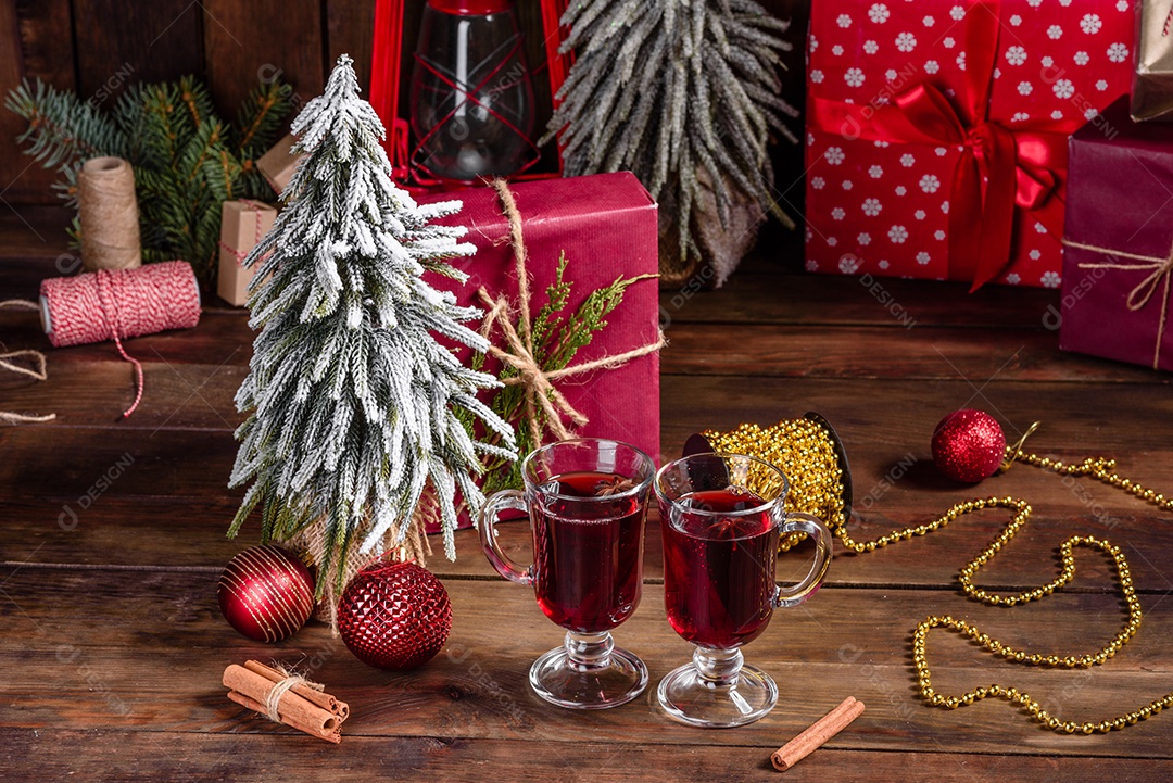 Vinho quente quente para o inverno e Natal com especiarias diversas.