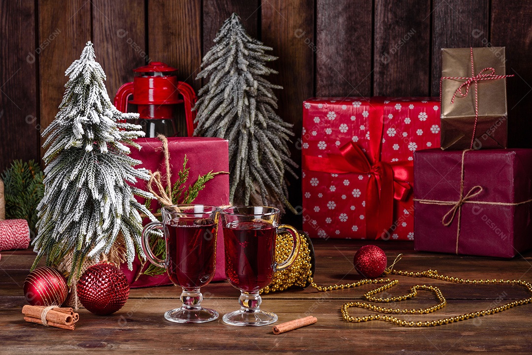 Vinho quente quente para o inverno e Natal com especiarias diversas.