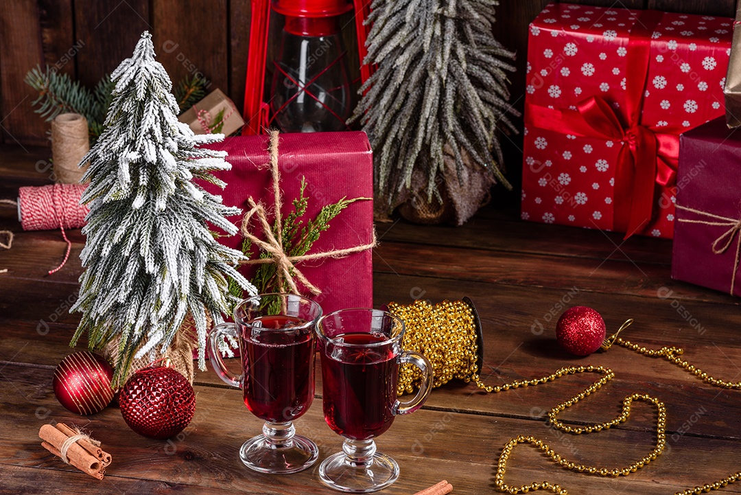 Vinho quente quente para o inverno e Natal com especiarias diversas.