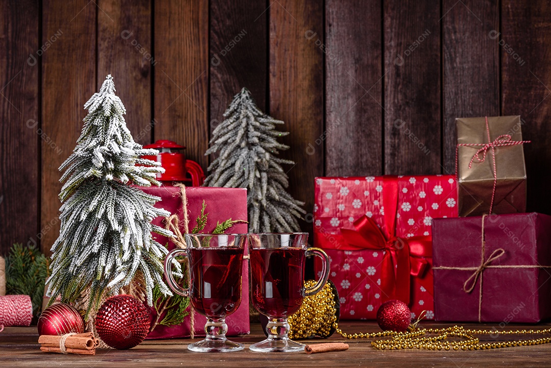 Vinho quente quente para o inverno e Natal com especiarias diversas.