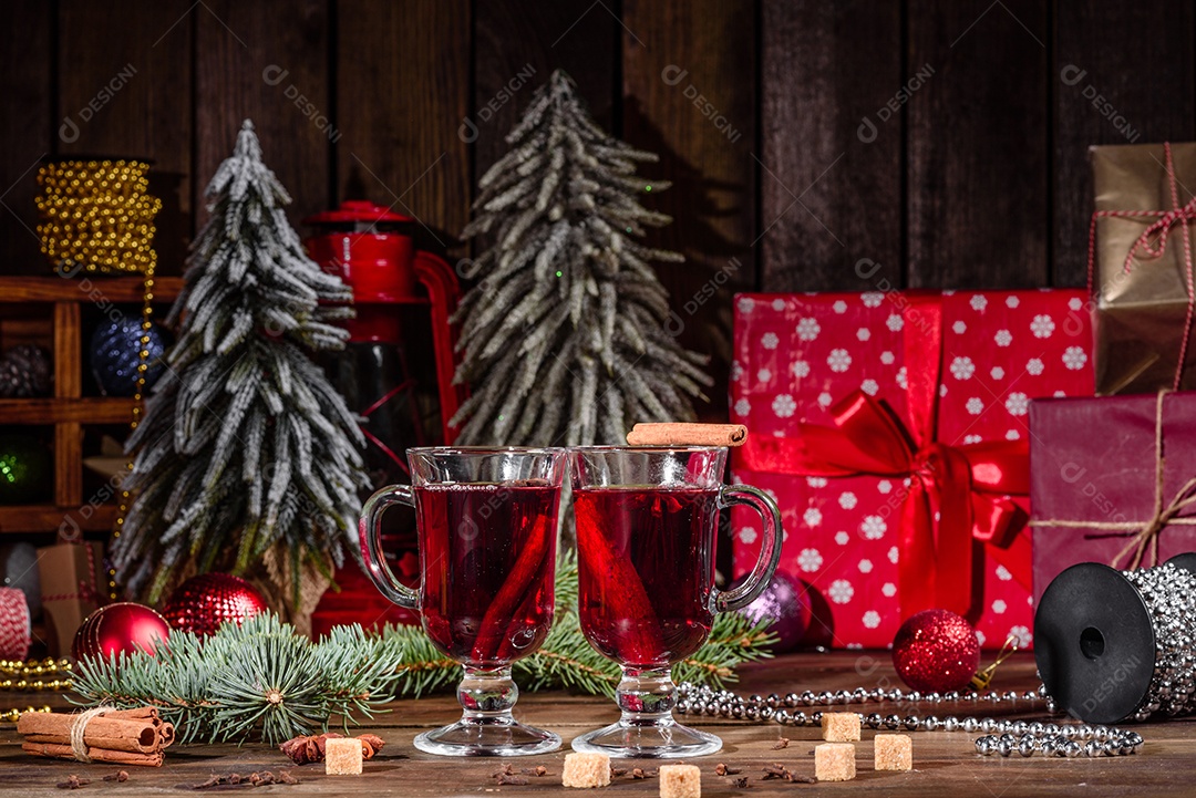 Vinho quente quente para o inverno e Natal com especiarias diversas.