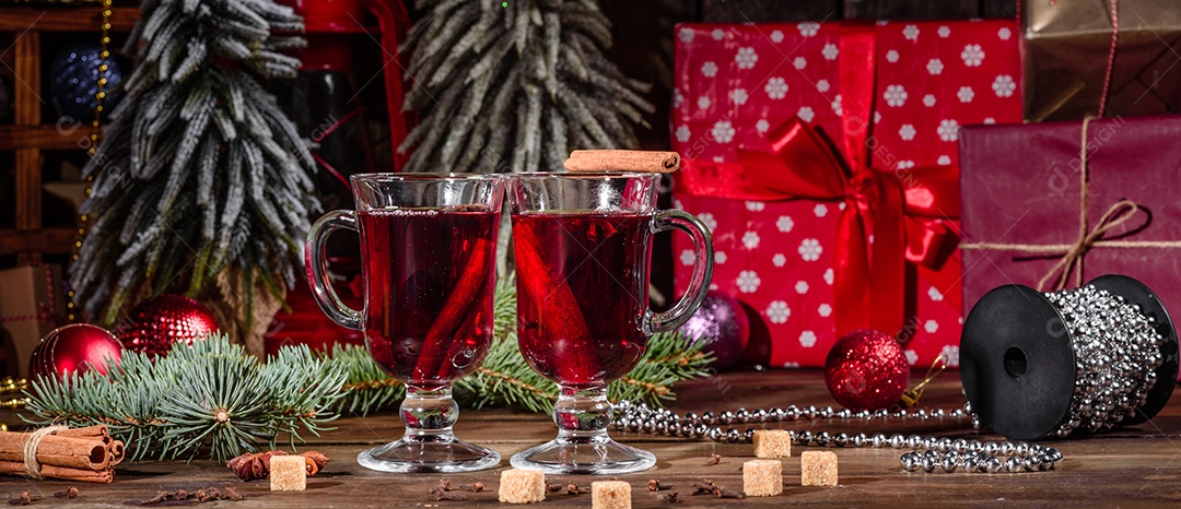 Vinho quente quente para o inverno e Natal com especiarias diversas.