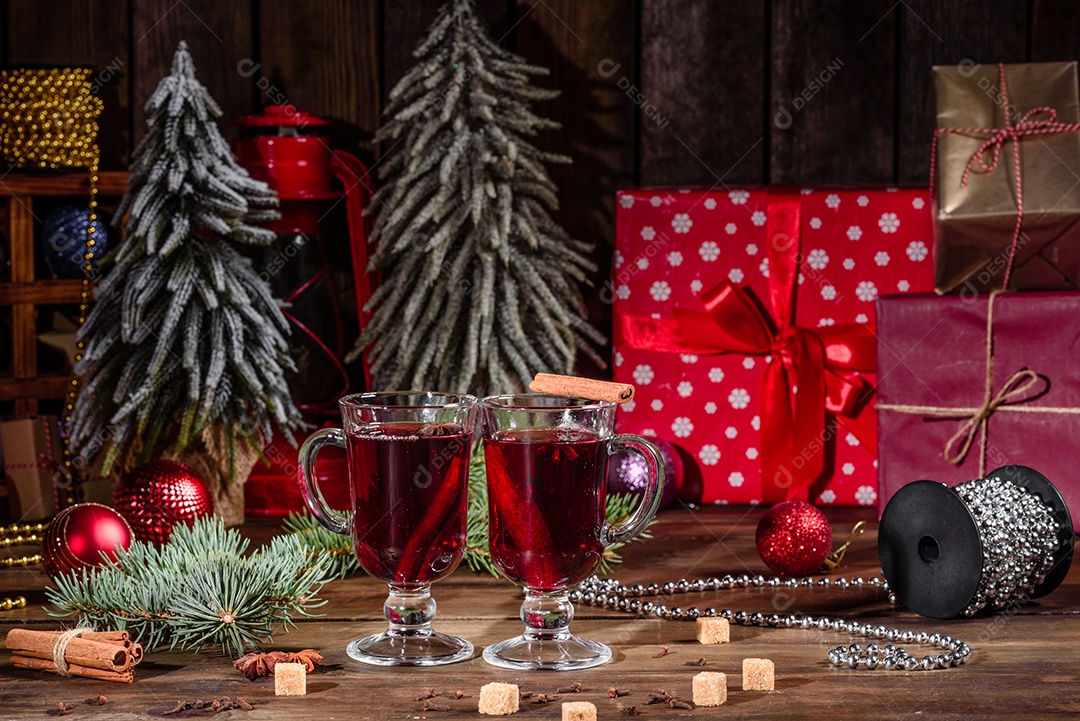 Vinho quente quente para o inverno e Natal com especiarias diversas.