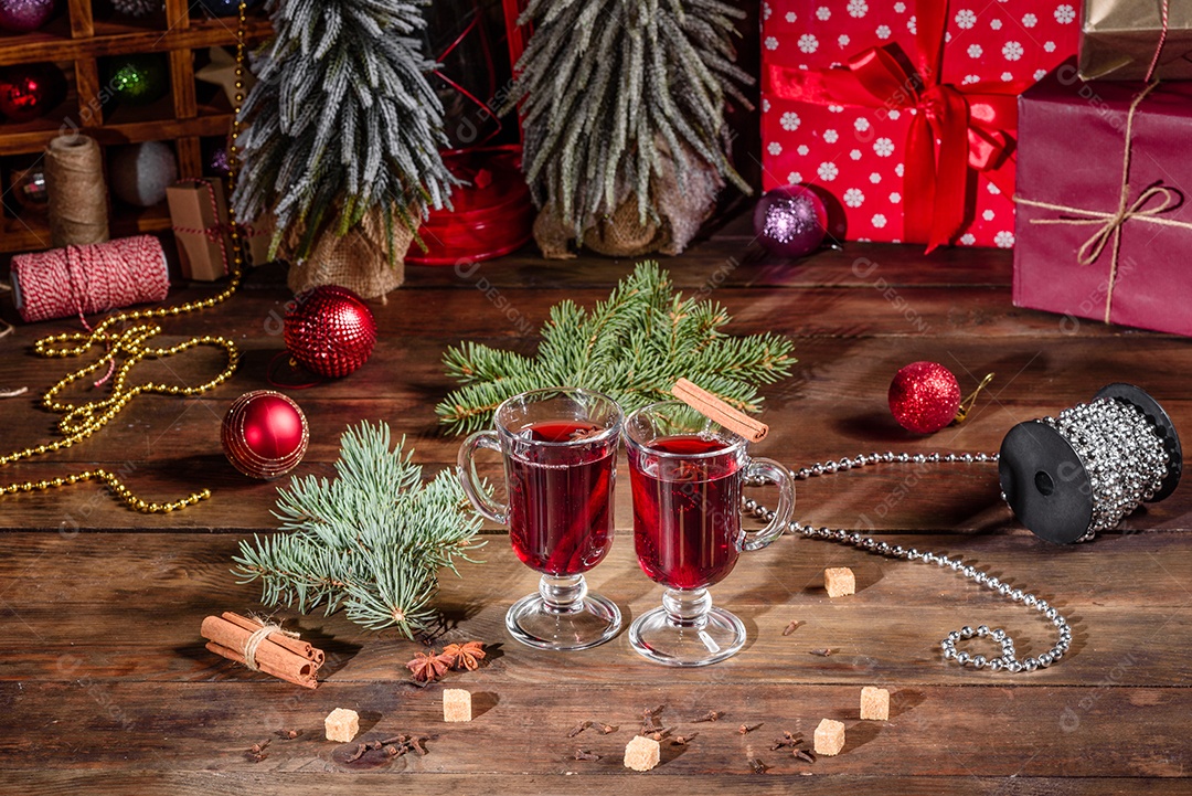 Vinho quente quente para o inverno e Natal com especiarias diversas.