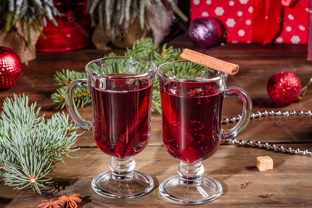 Vinho quente quente para o inverno e Natal com especiarias diversas.