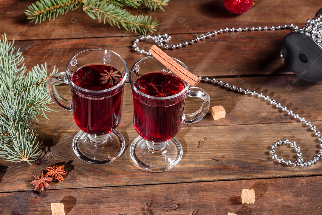Vinho quente quente para o inverno e Natal com especiarias diversas.