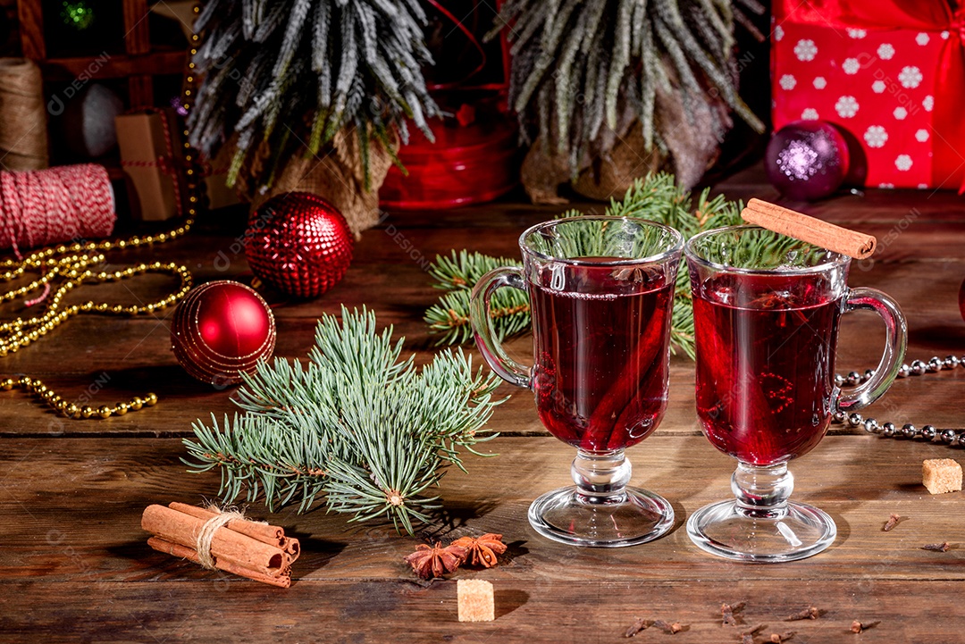 Vinho quente quente para o inverno e Natal com especiarias diversas.